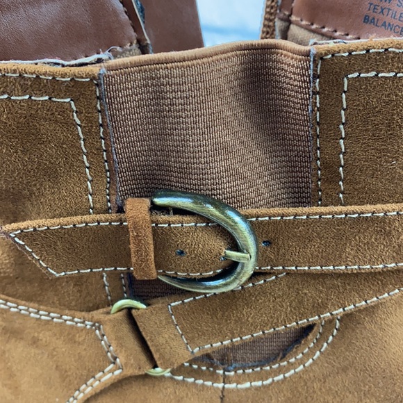 NWT: ST JOHN’S BAY (WIDE) Memory Foam Brown Faux Suede Block Heel Ankle Boots - Picture 16 of 17